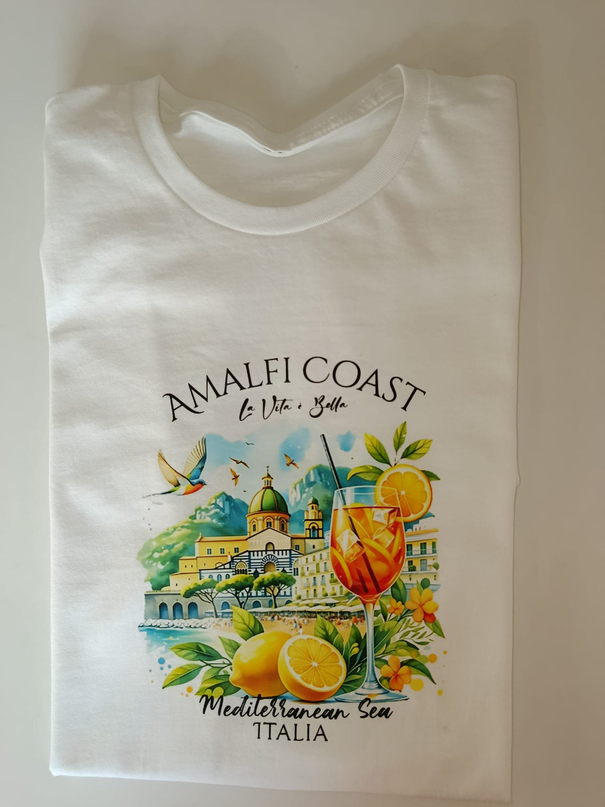 T-Shirt con Grafica Costa Amalfitana