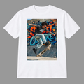 T-shirt bianca senza modella con stampa street art di uno skater e skateboard su sfondo bianco