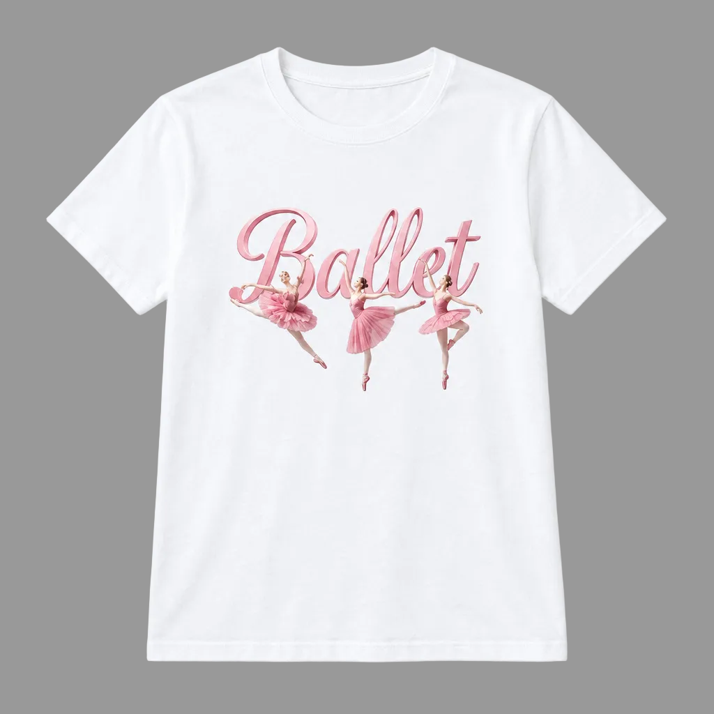 T-shirt bianca senza modella con scritta Ballet rosa e tre ballerine in posa, su fondo bianco