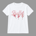 T-shirt bianca senza modella con scritta Ballet rosa e tre ballerine in posa, su fondo bianco