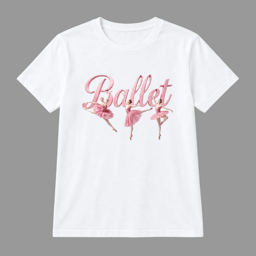 T-shirt bianca senza modella con scritta Ballet rosa e tre ballerine in posa, su fondo bianco