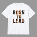 T-shirt bianca senza modella con stampa Born to Lead in caratteri neri e dettagli caldi su fondo bianco