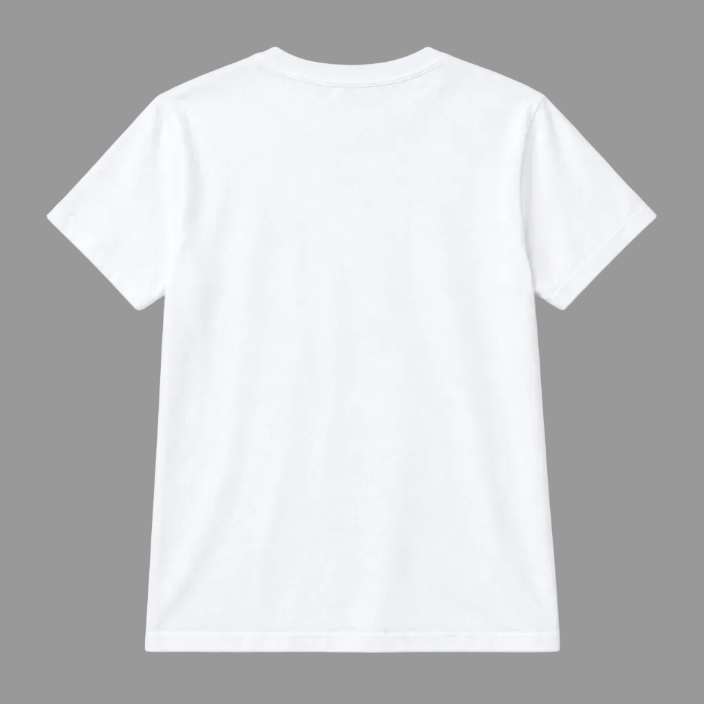 Vista posteriore di una T-shirt bianca semplice senza stampa, senza modella, su fondo bianco