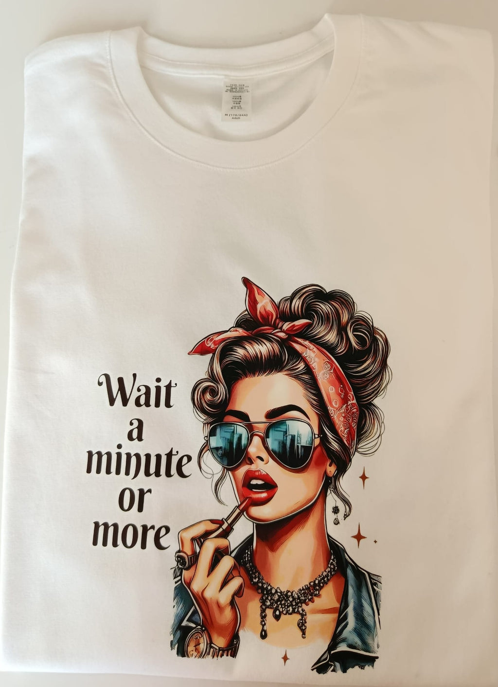 Maglietta grafica "Wait a Minute or More"