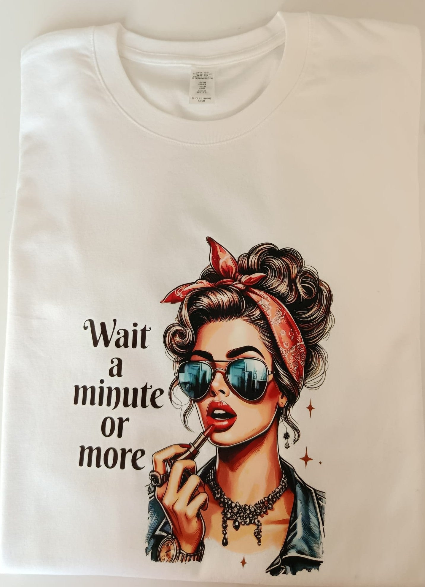 Maglietta grafica "Wait a Minute or More"